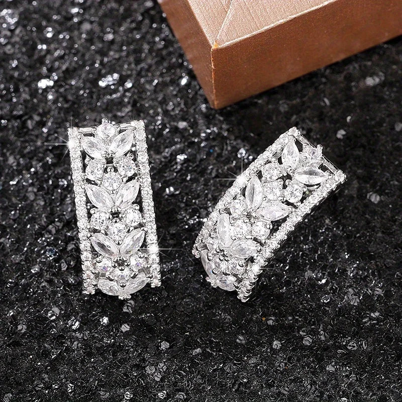 Fashionable and Luxurious Synthetic Zircon Earrings